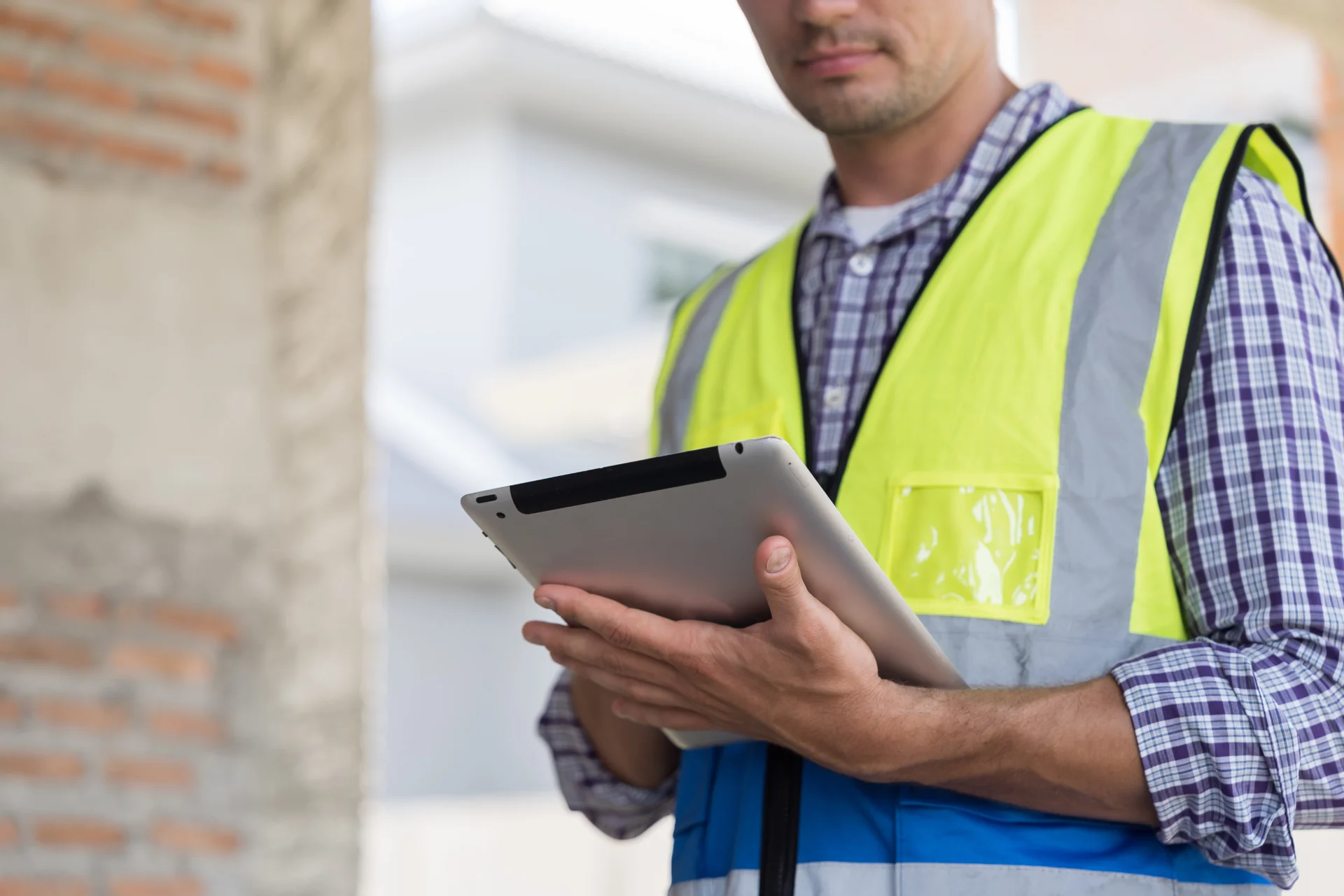Bauleiter mit Tablet bei der Qualitäts- und Erfolgskontrolle auf der Baustelle – 4D Bauprojekte GmbH.